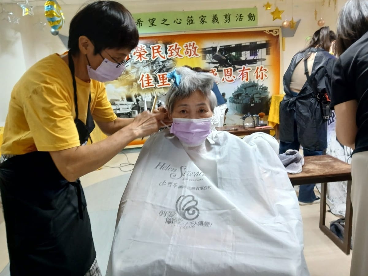 希望之心為佳里榮家長輩義剪 迎接新造型