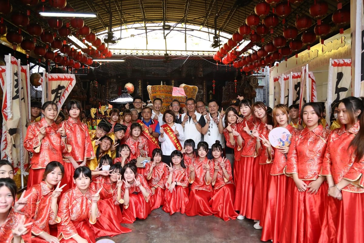 全台獨嘉 孔子神像繞境嘉義市區、入校賜福！