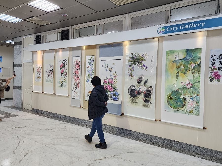 「如沐春風 嚴美瑛師生聯展」在嘉義市政府大廳展出
