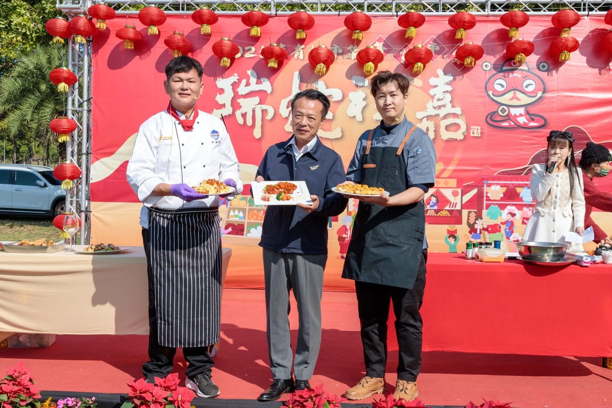 嘉義縣年貨市集創意料理迎新春 鄉親大排長龍領紅包