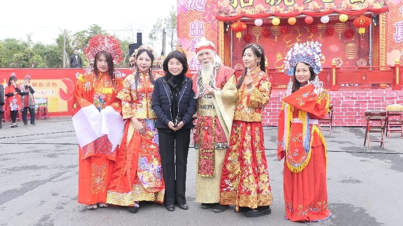 重現古式招親拋繡球場景 嘉邑崎頂大福興宮月老祖廟前拋出幸福牽起良緣