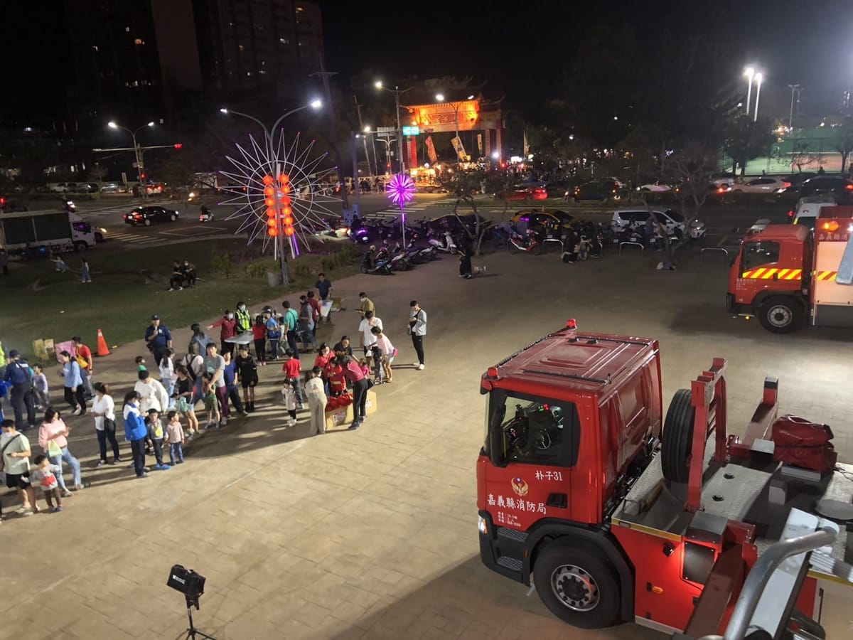 雲梯車開到朴子夜市旁，嘉義縣消防快閃宣導親子搶體驗