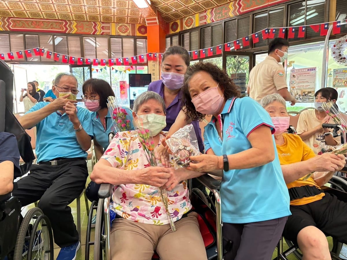 佳里榮家攜手南臺樂齡大學暨呷佰二樂活學會慶祝母親節活動