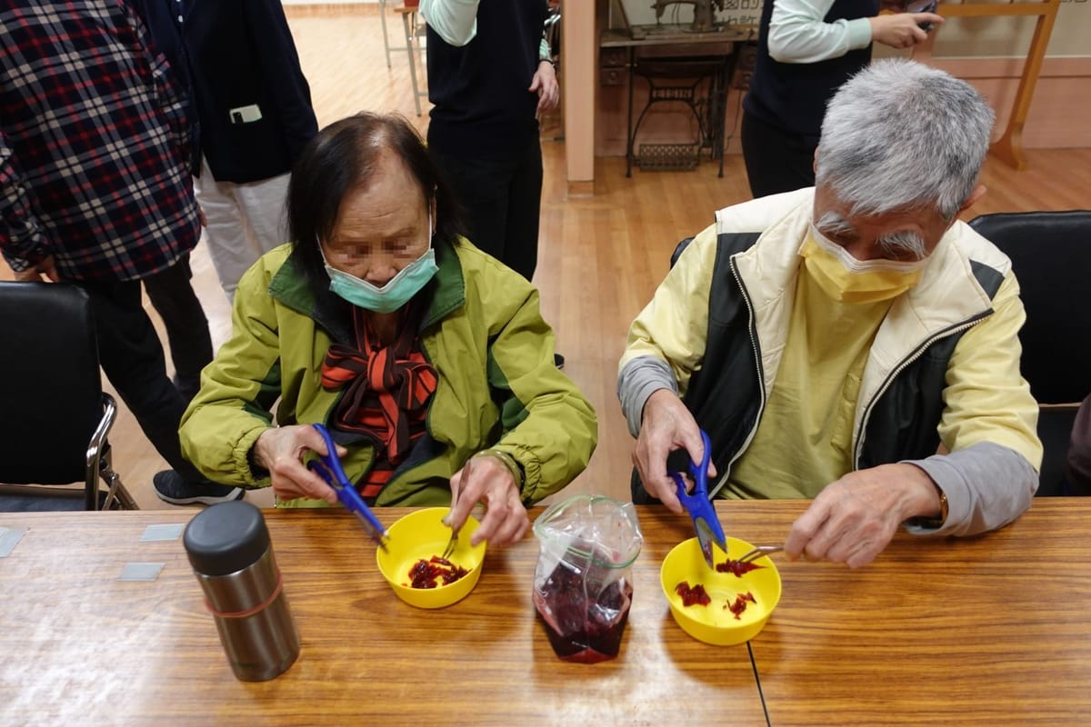 臺中慈濟醫院記憶保養班辦尾牙 守護失智長輩記憶