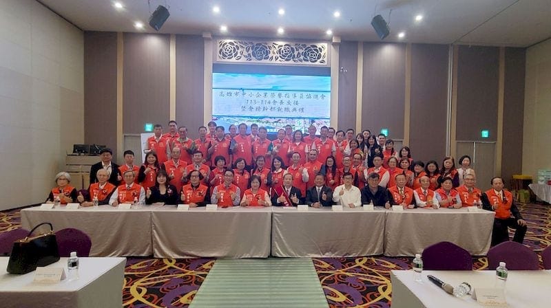 高雄市中小企業榮譽指導員協進會會長交接典禮 謝萬凰接棒 李文財卸任勉勵傳承