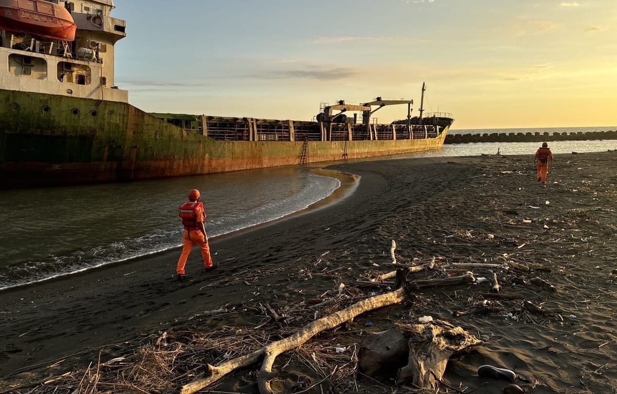網美景點暗藏危機 海巡呼籲民眾勿進入擱淺貨輪管制區