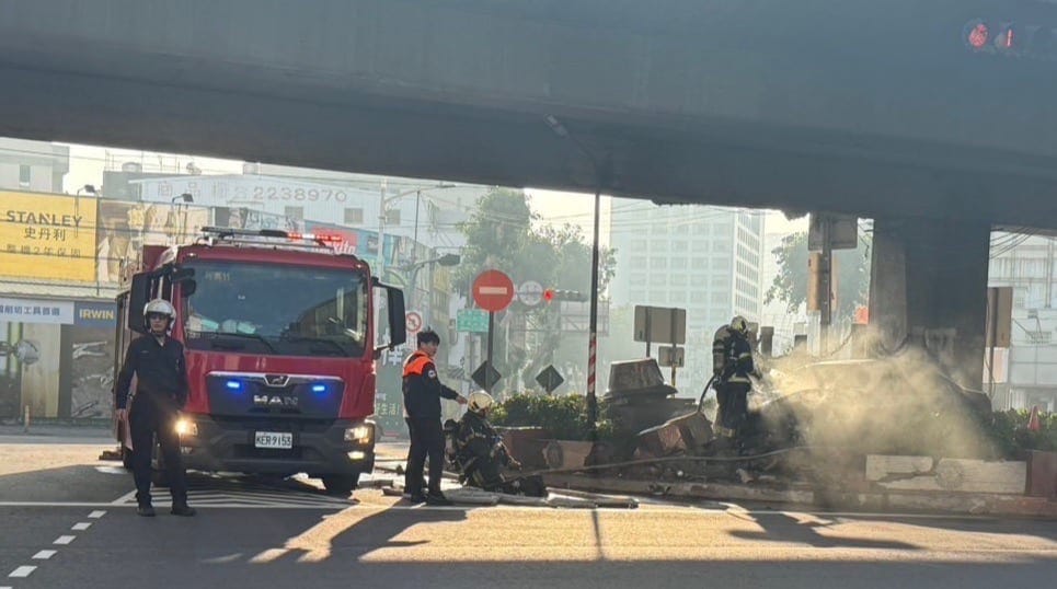 男子酒駕自撞分隔島
