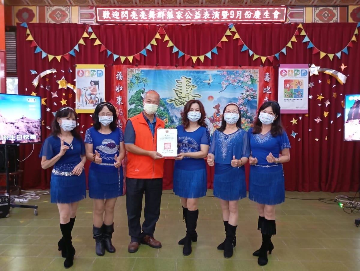 閃亮亮舞群為佳里榮家長輩熱舞歡唱祝壽