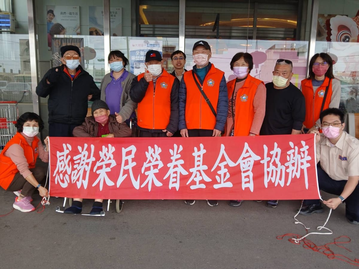 佳里榮家長輩採買春節年貨 滿載而歸準備過好年