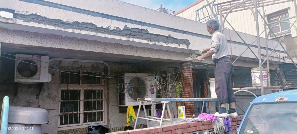 臺南市榮欣志工隊寒冬送暖 協助弱勢遺眷清理住家環境過好年