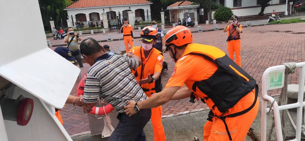 台籍貨輪火燒危急棄船　海空聯合救援全數獲救(原稿)