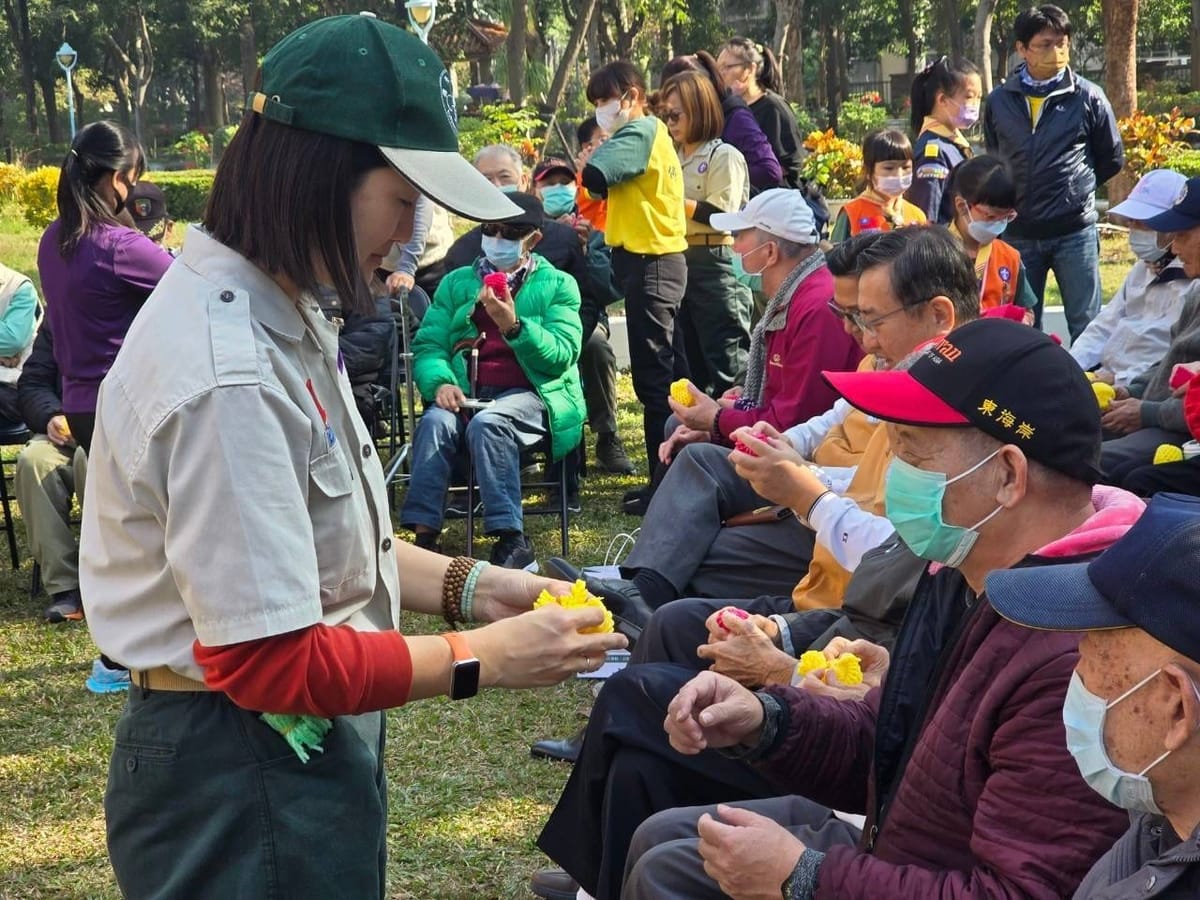 南屏佛光童軍團歲末寒冬送暖高雄榮家