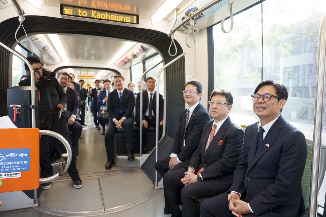 熊本熊專車首亮相！熊本市長讚輕軌成圓 與小鴨自拍！