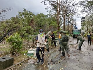 佳里榮家風災後積極復原 各界攜手同心清理家區