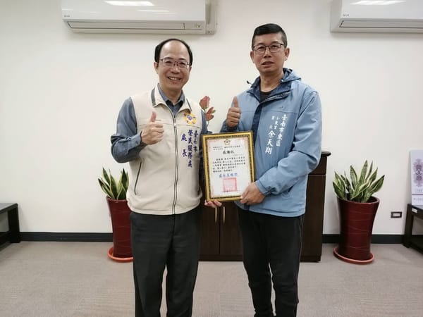 攜手傳愛---臺南市小東里余天翔里長偕里民攜手推動遺孤認養