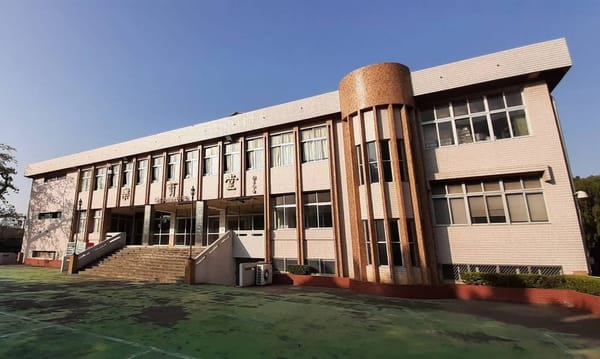 嘉大林森校區樂育堂進行球場屋頂修繕工程 羽球場地即日起暫停對外開放