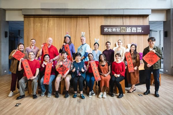 新年歡慶送祝福 外籍英師與嘉縣翁章梁雙語歡頌新年
