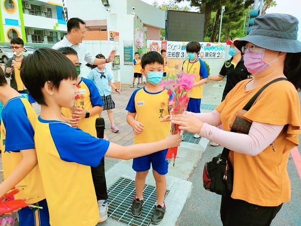 用花讓孩子圓夢 嘉義市育人國小收成康乃馨幫助學生前進韓國