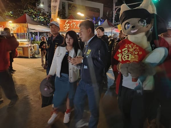 內埔寮初二回娘家 鄉長鍾慶鎮陪鄉親逛年街