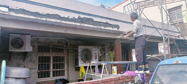 臺南市榮欣志工隊寒冬送暖 協助弱勢遺眷清理住家環境過好年