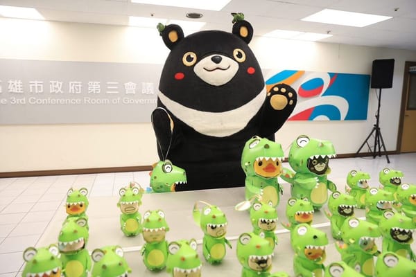 大玩旋轉變臉秀 陳其邁開箱龍年小提燈「小萌龍呆腦獸（DINOSAUR）」